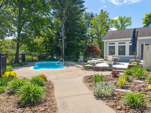 6 W Hite Court, Guilderland, NY 12303
