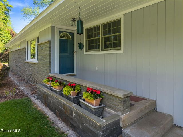 6 W Hite Court, Guilderland, NY 12303