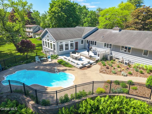 6 W Hite Court, Guilderland, NY 12303