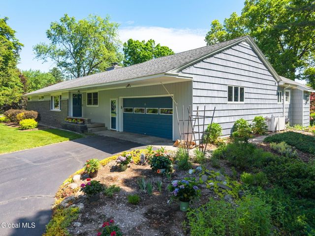 6 W Hite Court, Guilderland, NY 12303