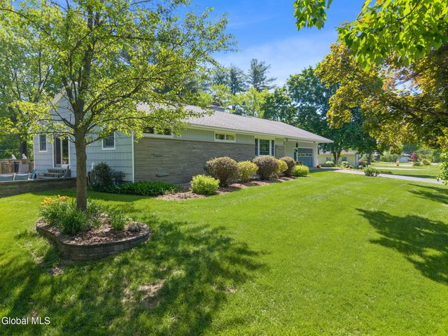 6 W Hite Court, Guilderland, NY 12303
