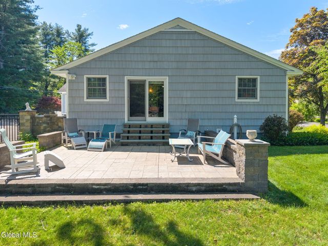 6 W Hite Court, Guilderland, NY 12303