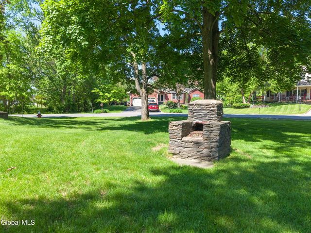6 W Hite Court, Guilderland, NY 12303