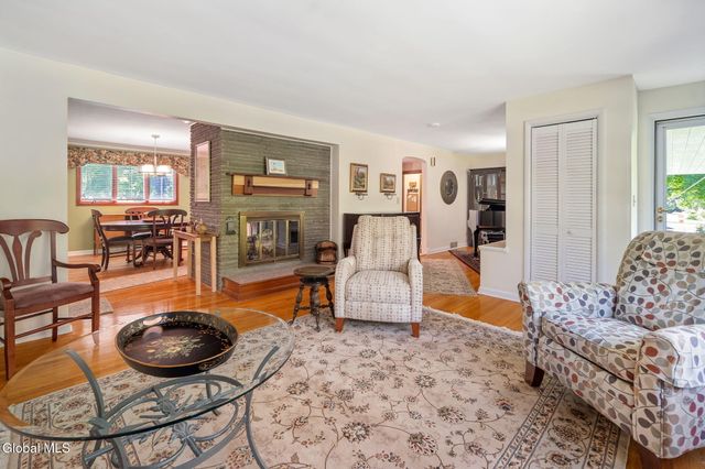 6 W Hite Court, Guilderland, NY 12303