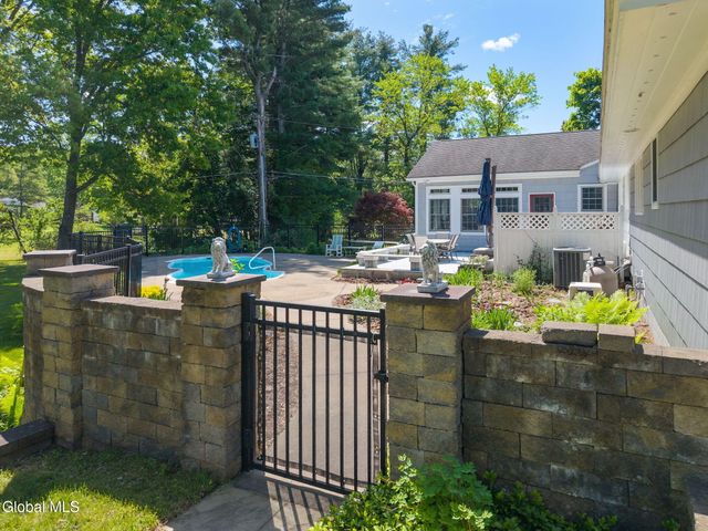 6 W Hite Court, Guilderland, NY 12303