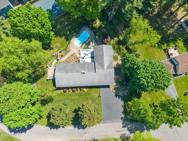 6 W Hite Court, Guilderland, NY 12303