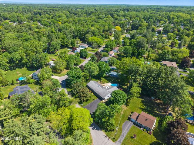 6 W Hite Court, Guilderland, NY 12303