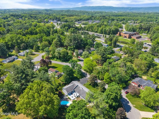 6 W Hite Court, Guilderland, NY 12303