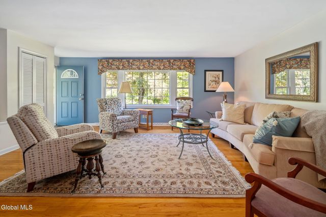 6 W Hite Court, Guilderland, NY 12303