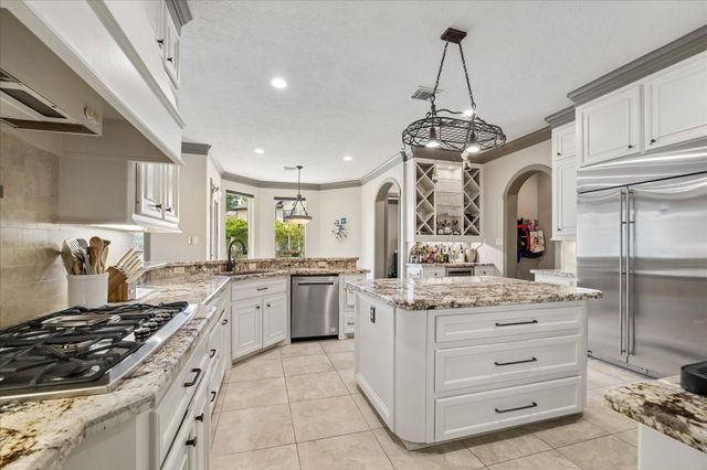 25 Club Oak Court, Kingwood, TX 77339