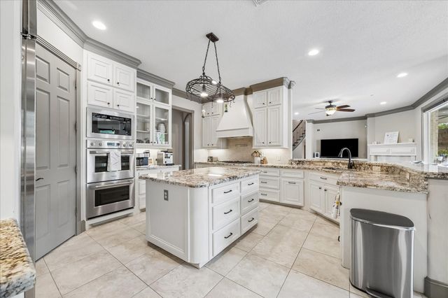 25 Club Oak Court, Kingwood, TX 77339