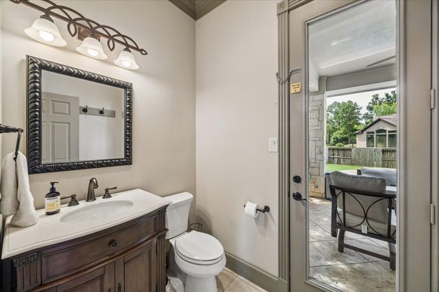 25 Club Oak Court, Kingwood, TX 77339