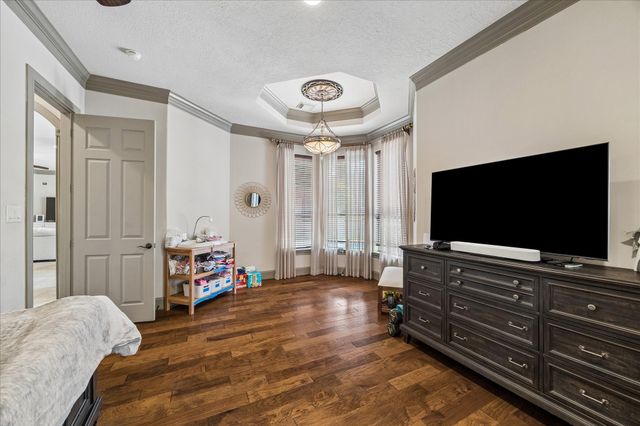 25 Club Oak Court, Kingwood, TX 77339