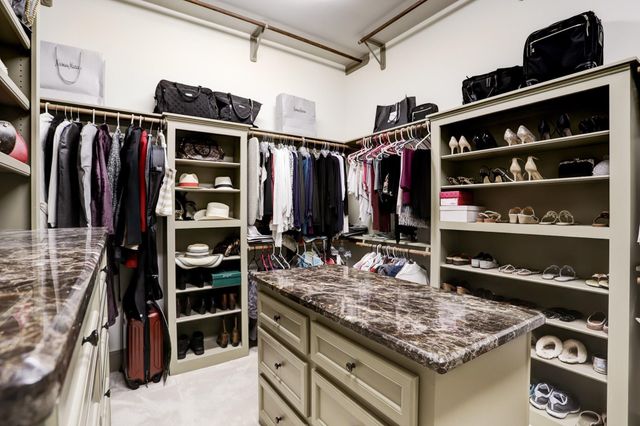 25 Club Oak Court, Kingwood, TX 77339