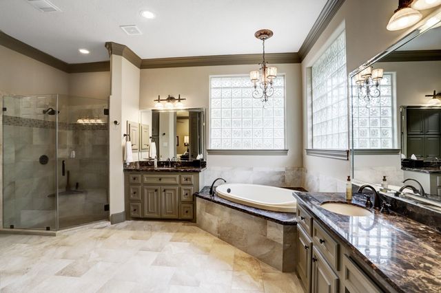 25 Club Oak Court, Kingwood, TX 77339