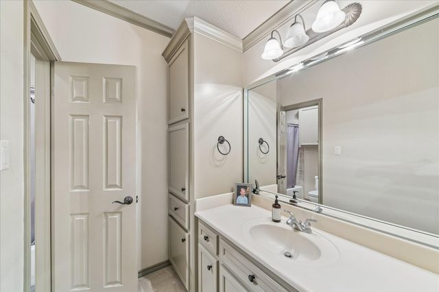 25 Club Oak Court, Kingwood, TX 77339