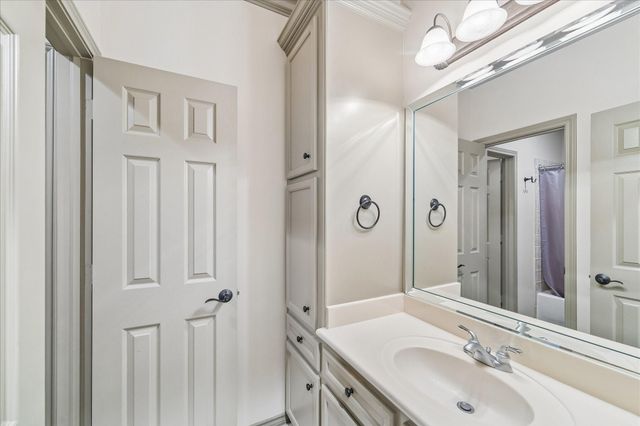 25 Club Oak Court, Kingwood, TX 77339