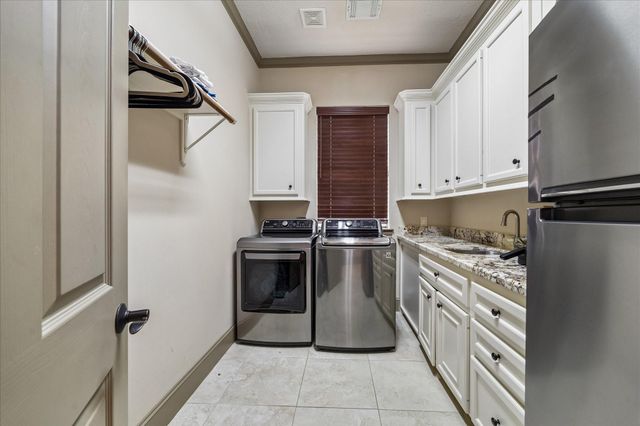 25 Club Oak Court, Kingwood, TX 77339