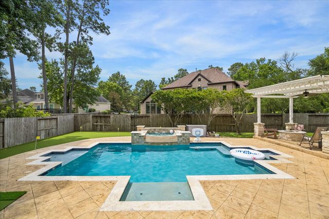 25 Club Oak Court, Kingwood, TX 77339