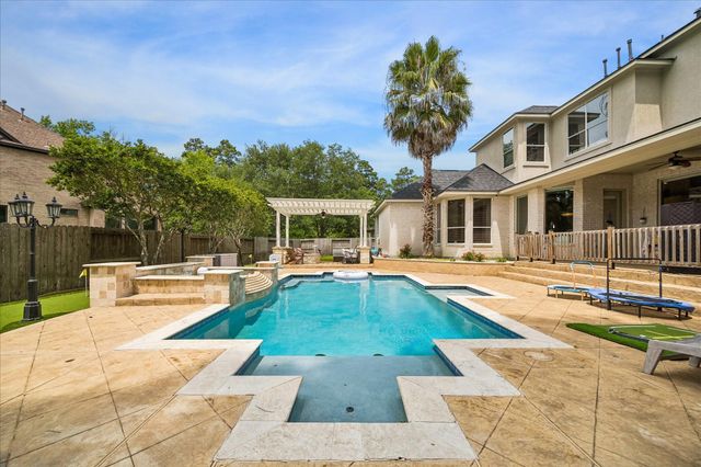 25 Club Oak Court, Kingwood, TX 77339