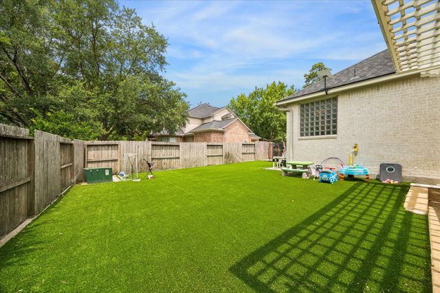 25 Club Oak Court, Kingwood, TX 77339