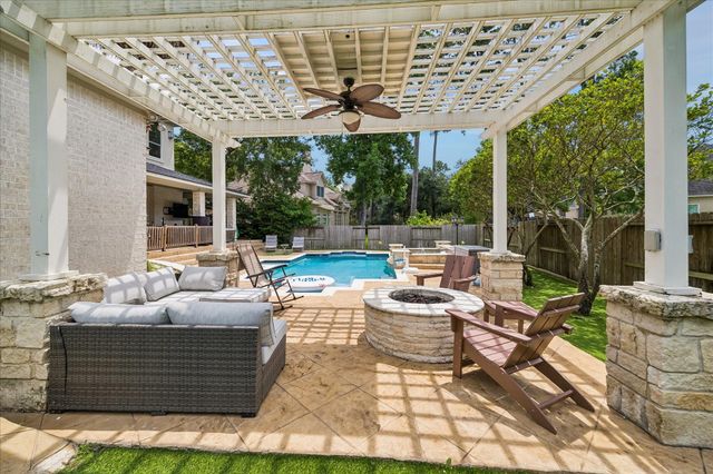 25 Club Oak Court, Kingwood, TX 77339