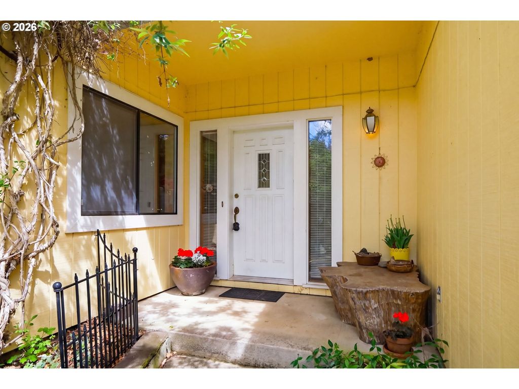 2983 TIMBERLINE Dr, Eugene, OR 97405