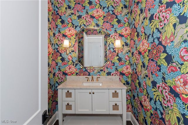 300 Woodridge Lane, Chagrin Falls, OH 44022