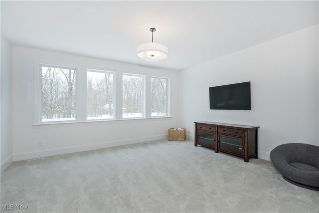 300 Woodridge Lane, Chagrin Falls, OH 44022