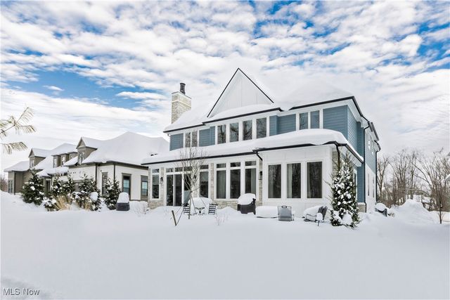 300 Woodridge Lane, Chagrin Falls, OH 44022