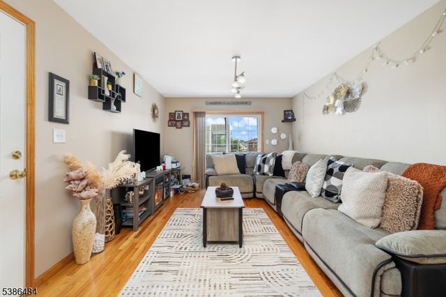 328 High St, Elizabeth City, NJ 07202