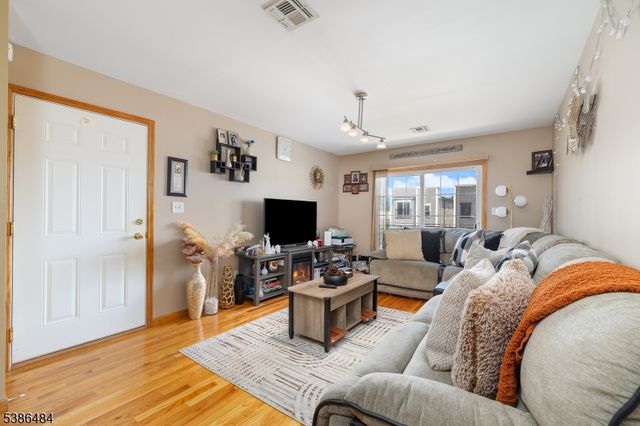 328 High St, Elizabeth City, NJ 07202