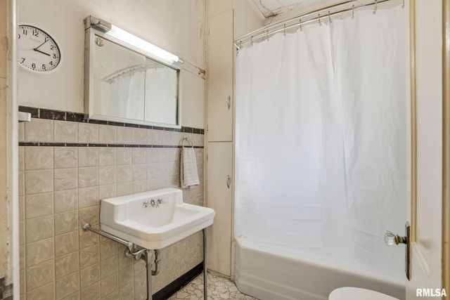 228 S 2ND Street, Leclaire, IA 52753