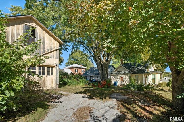 228 S 2ND Street, Leclaire, IA 52753
