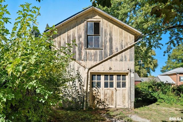 228 S 2ND Street, Leclaire, IA 52753
