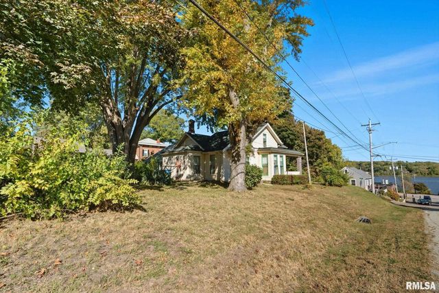 228 S 2ND Street, Leclaire, IA 52753