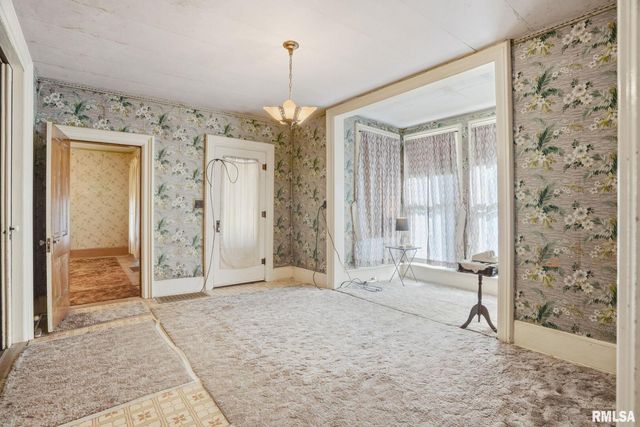228 S 2ND Street, Leclaire, IA 52753