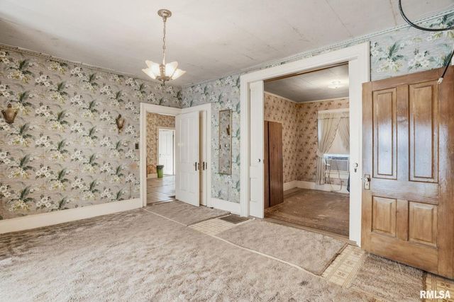 228 S 2ND Street, Leclaire, IA 52753