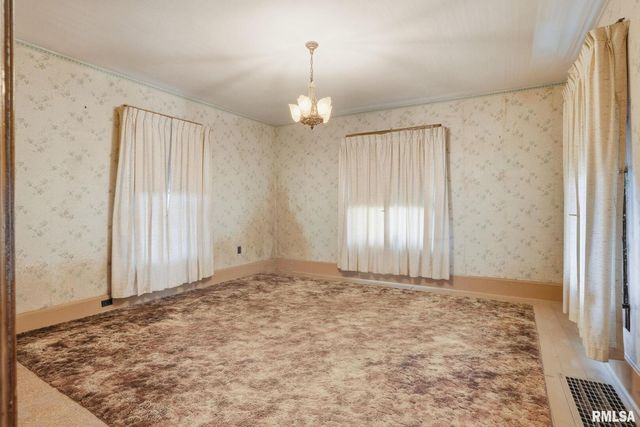 228 S 2ND Street, Leclaire, IA 52753