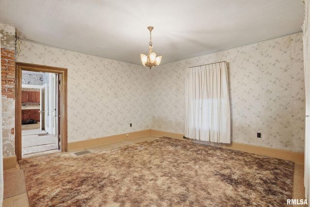 228 S 2ND Street, Leclaire, IA 52753