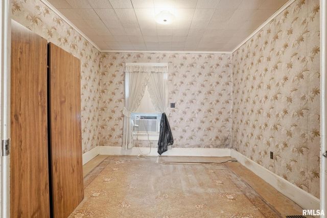 228 S 2ND Street, Leclaire, IA 52753