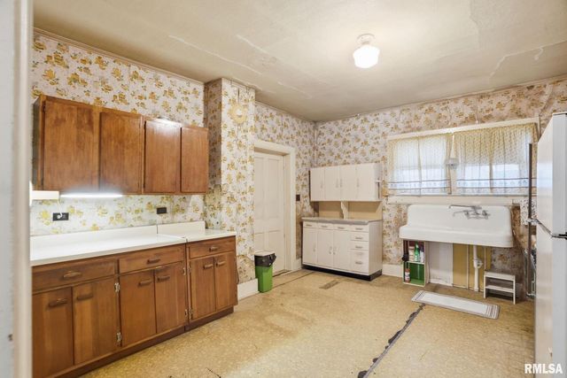 228 S 2ND Street, Leclaire, IA 52753