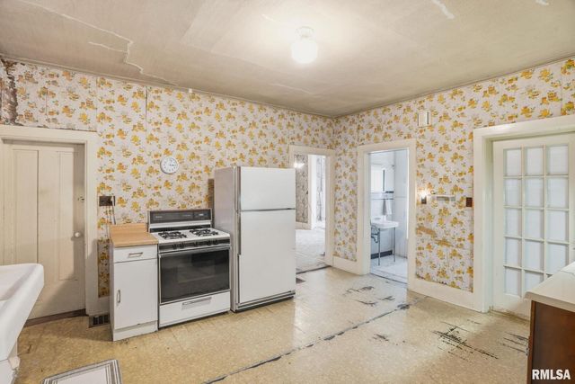 228 S 2ND Street, Leclaire, IA 52753