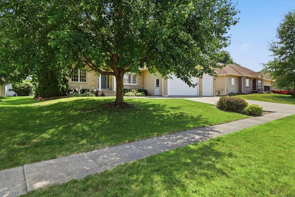 810 William Nowels Circle, Carlisle, IA 50047