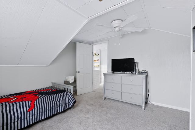 1325 N 4th Avenue E, Newton, IA 50208