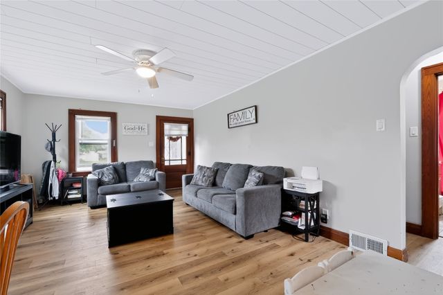 1325 N 4th Avenue E, Newton, IA 50208