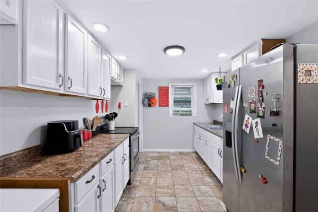 1325 N 4th Avenue E, Newton, IA 50208