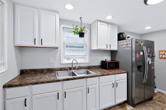 1325 N 4th Avenue E, Newton, IA 50208