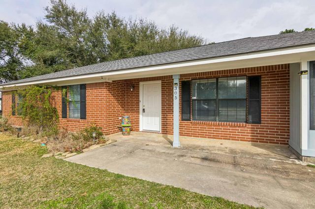 305 James Street, Winnie, TX 77665