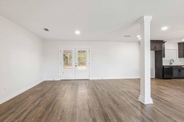 305 James Street, Winnie, TX 77665